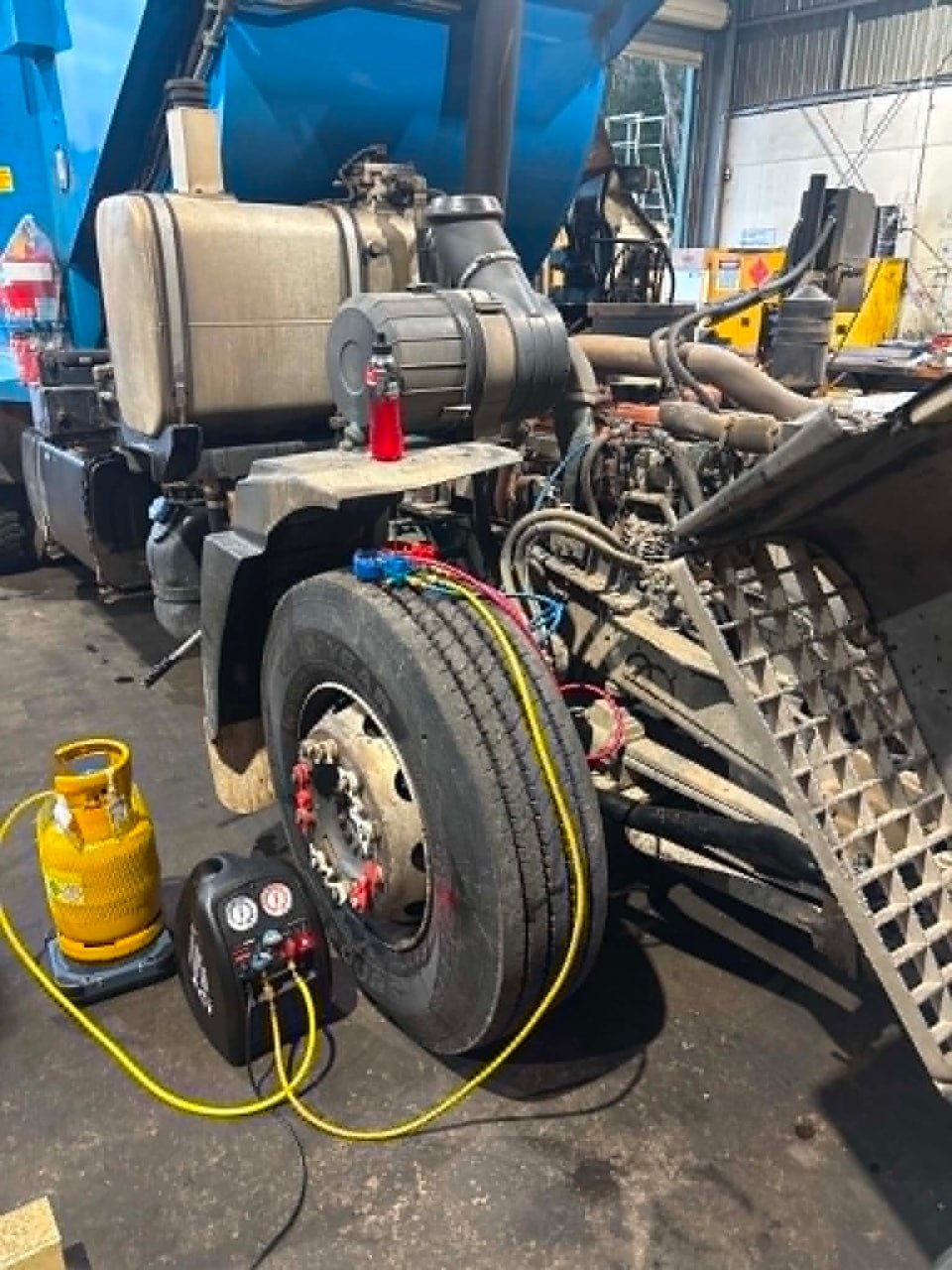 Heavy vehicle air conditioning service